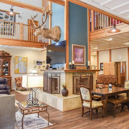 River Lyric Lodge - Formerly Double Dog Red River Bagian luar foto
