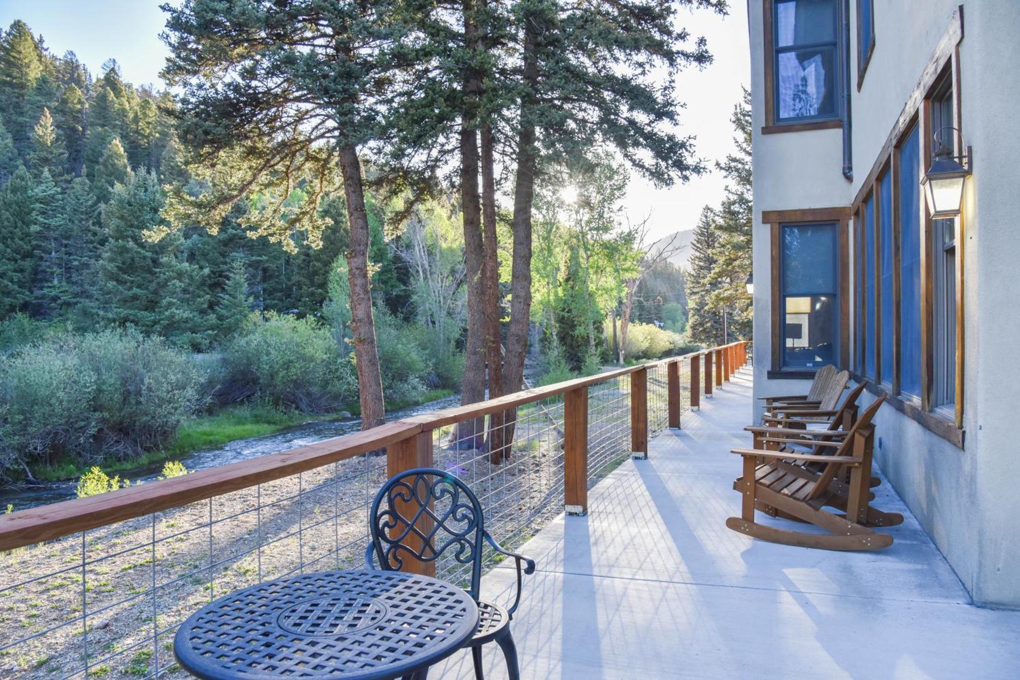River Lyric Lodge - Formerly Double Dog Red River Bagian luar foto