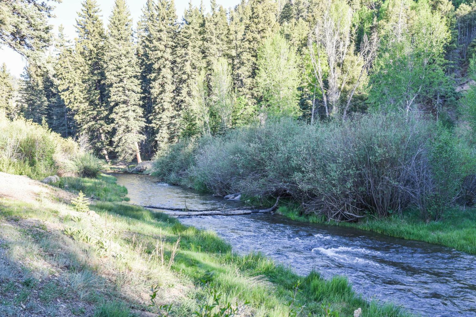 River Lyric Lodge - Formerly Double Dog Red River Bagian luar foto